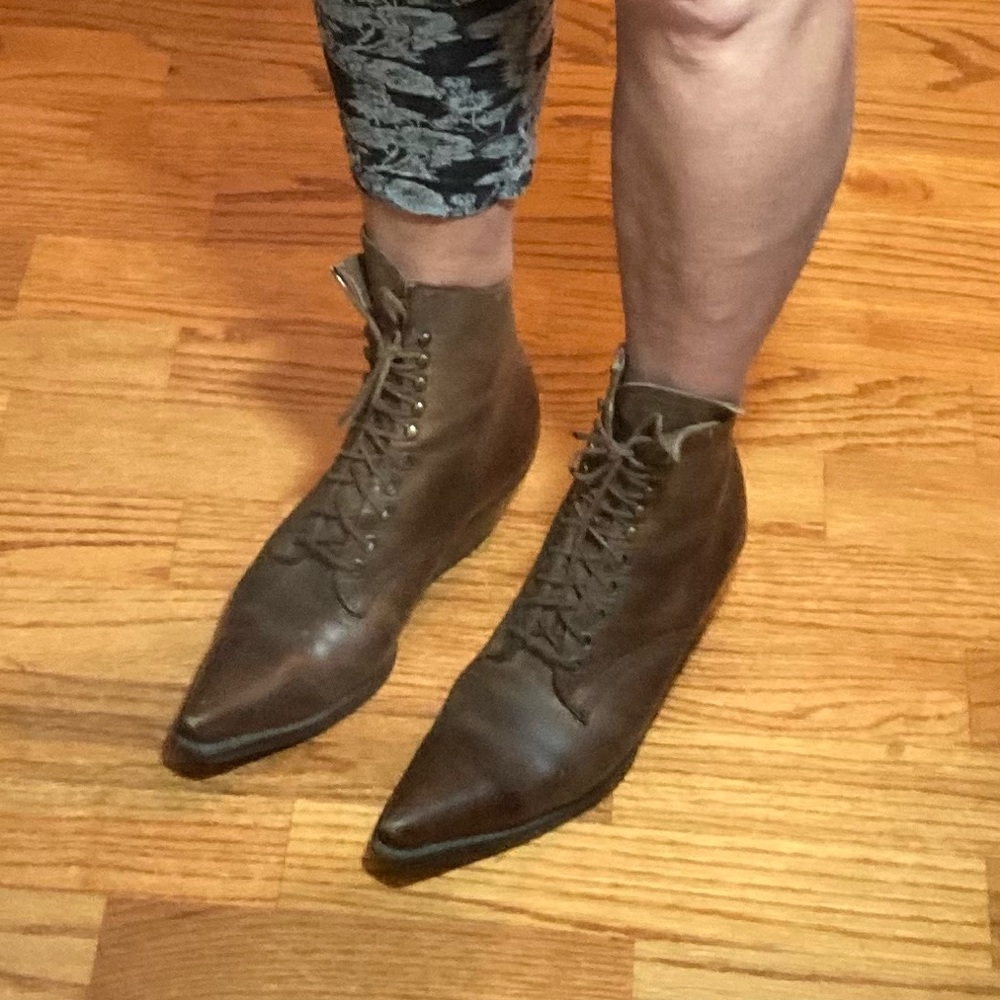 Cowgirl style brown riding boots. Size 7 1/2.